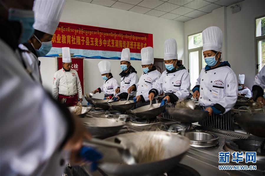 （新華全媒頭條·走向我們的小康生活·圖文互動(dòng)）（2）扎西德勒，我們的新家園——西藏易地扶貧搬遷搬出幸福美好新生活