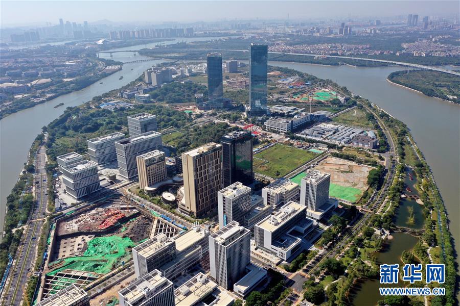 (新華全媒頭條·五中全會精神在基層·圖文互動)(7)奮發(fā)新青年 逐夢新征程——各地青年學(xué)習(xí)貫徹落實五中全會精神觀察