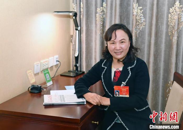 全國人大代表，浙江省臺州市椒江區(qū)大陳實(shí)驗(yàn)學(xué)校校長、黨支部書記翁麗芬 蔡榮章 攝