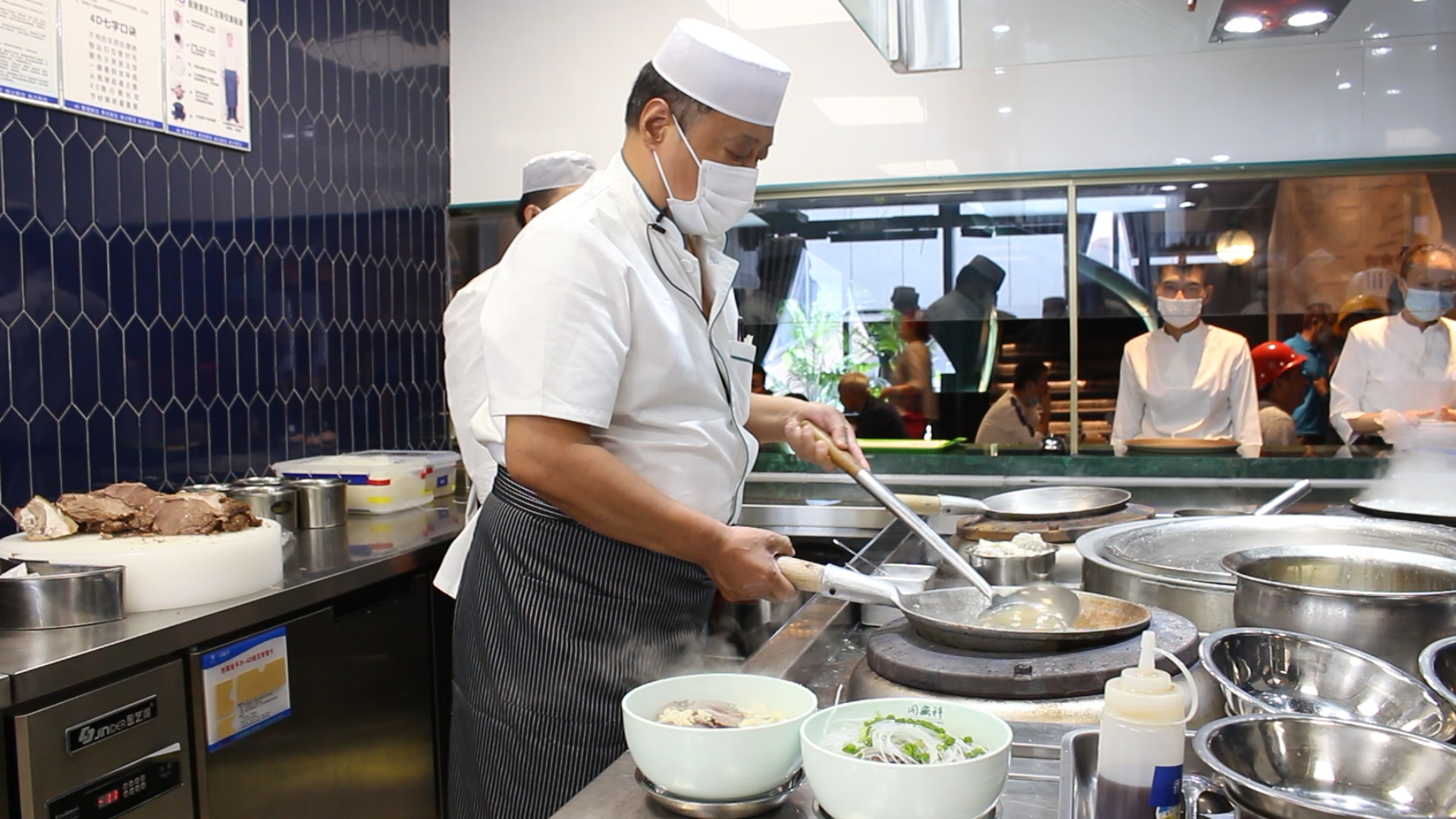 【陜菜大師和他們的拿手菜】烏平：“知足者常樂(lè)，食客愛(ài)吃我做的牛羊肉泡饃，就是我最大的滿足”_fororder_圖片7