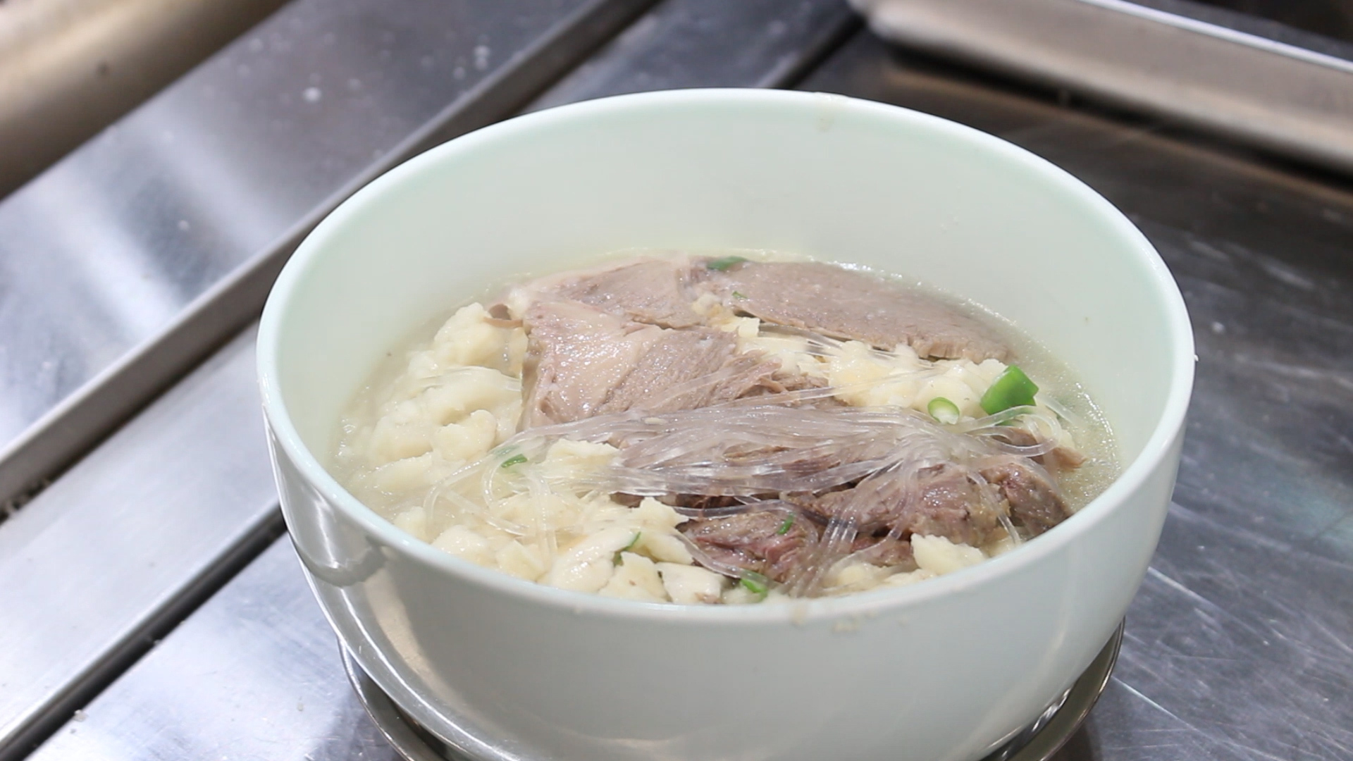 【陜菜大師和他們的拿手菜】烏平：“知足者常樂(lè)，食客愛(ài)吃我做的牛羊肉泡饃，就是我最大的滿足”_fororder_圖片8