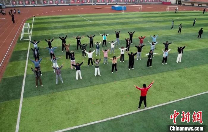 寧夏大學(xué)校園內(nèi)，學(xué)生跟隨老師練習(xí)八段錦。 謝宇 攝