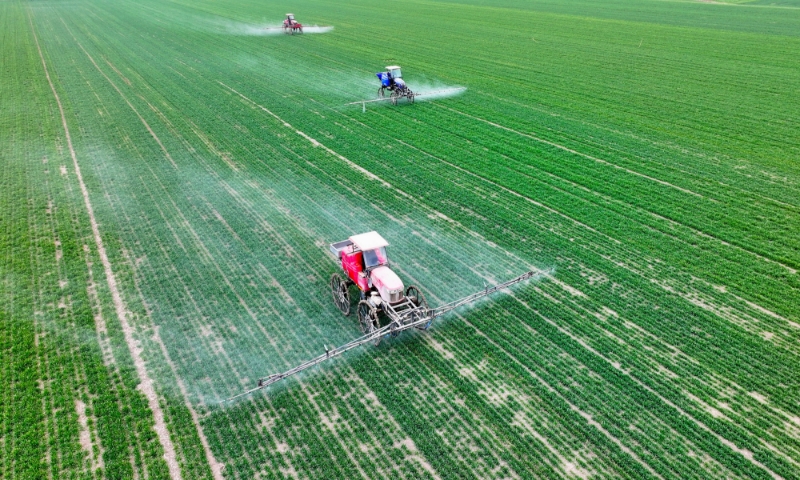 2024年2月18日，安徽省亳州市，利辛縣紀(jì)王場(chǎng)鄉(xiāng)孫老家村麥田，農(nóng)民駕駛自走式高桿噴霧機(jī)對(duì)小麥進(jìn)行噴藥作業(yè)。